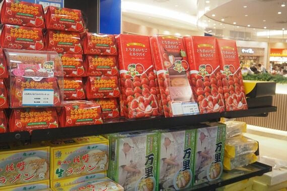 蓮田SAのローソンに置かれた栃木県の土産品(筆者撮影)