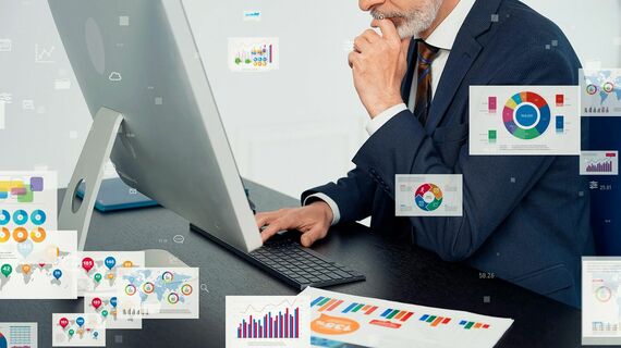 オフィスでスライドを見る男性