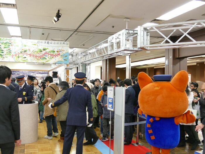 しましまのしっぽは線路や遮断機をイメージした