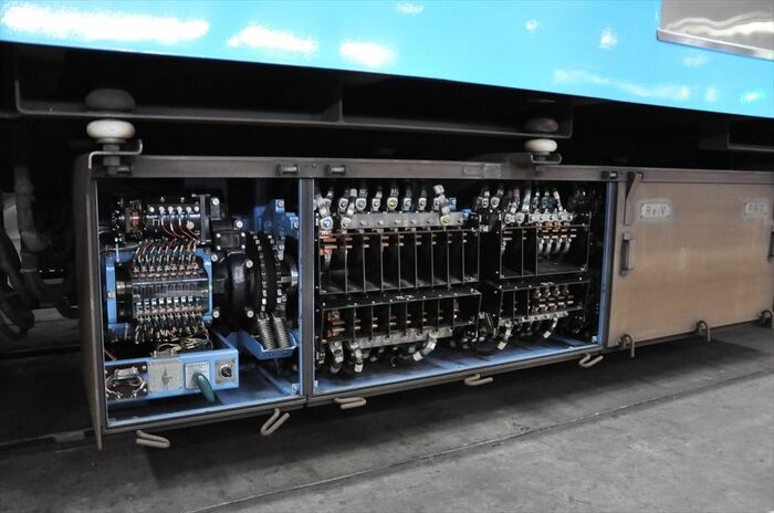 主制御器の中は接点がぎっしり並ぶ