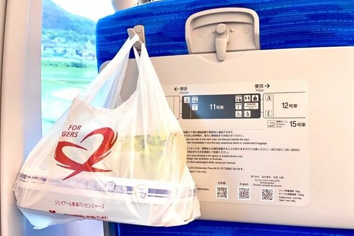 駅弁や小物が掛けられる多目的フックは