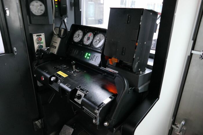 12000系の運転台