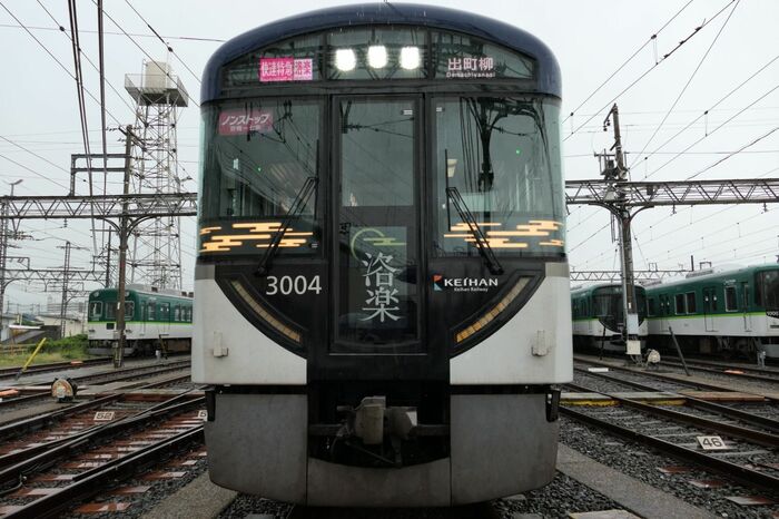 前照灯は上部に3つ並ぶ