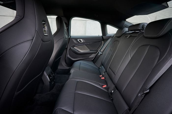 M235i xDriveグランクーペのホールド性のよいハイバックシート