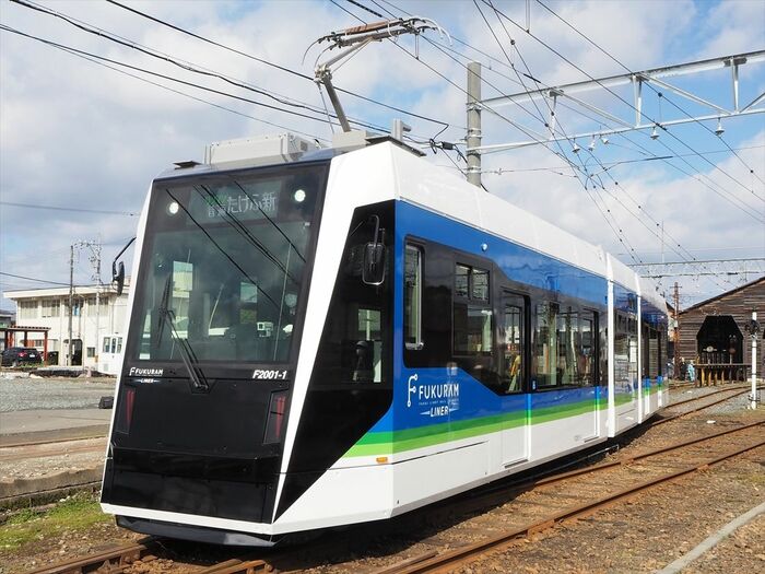 前照灯は前面上部、行先表示器の両脇にある