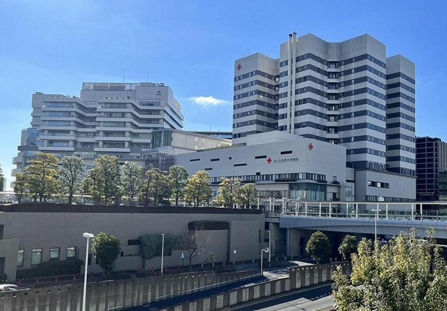 さいたま新都心駅より徒歩4分の「さいたま赤十字病院」（右）と「埼玉県立小児医療センター」（筆者撮影）