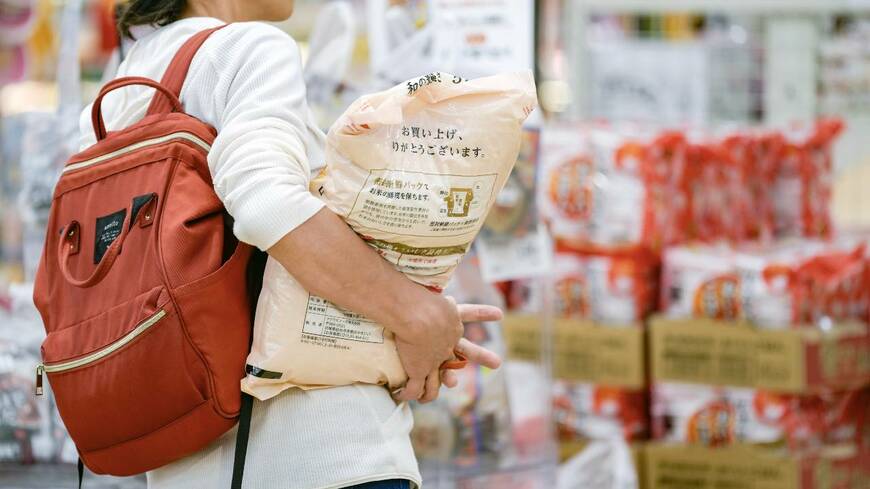 「賃金が上昇し、物価も上昇する」という状況は「賃金と物価の好循環」であると評価されている。だが、それは真実なのか（写真：ブルームバーグ）