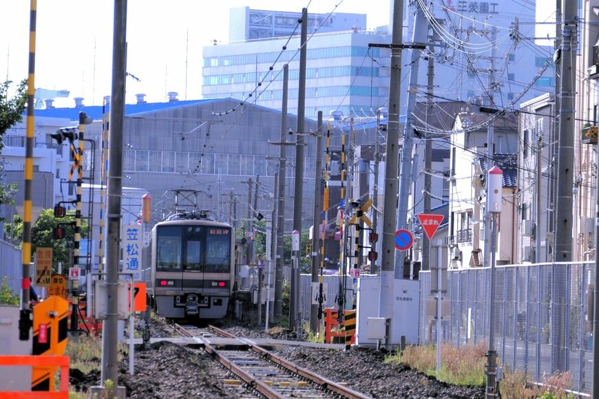 JR和田岬駅に到着する電車（編集部撮影）