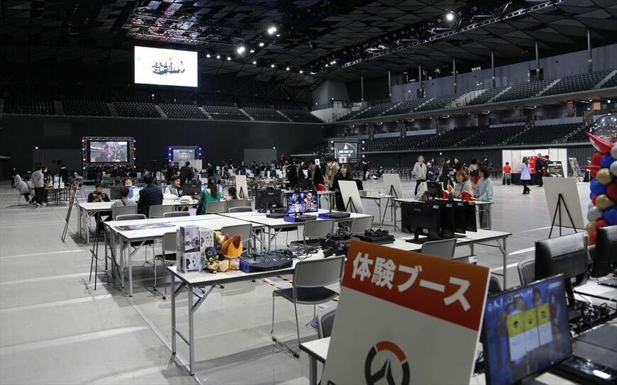 京王電鉄eスポーツ祭。広大なアリーナで大きなスクリーンが小さく見える。昼間は親子で賑わったという（筆者撮影）