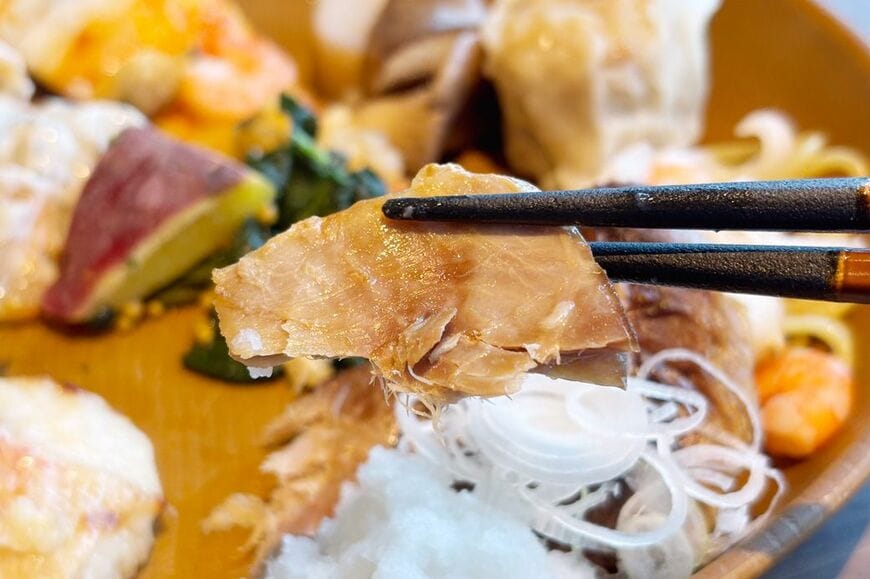 マグロのかま（顎）は食べなれない部位ですが、筋肉質でマグロのおいしさが詰まっていました（筆者撮影） 