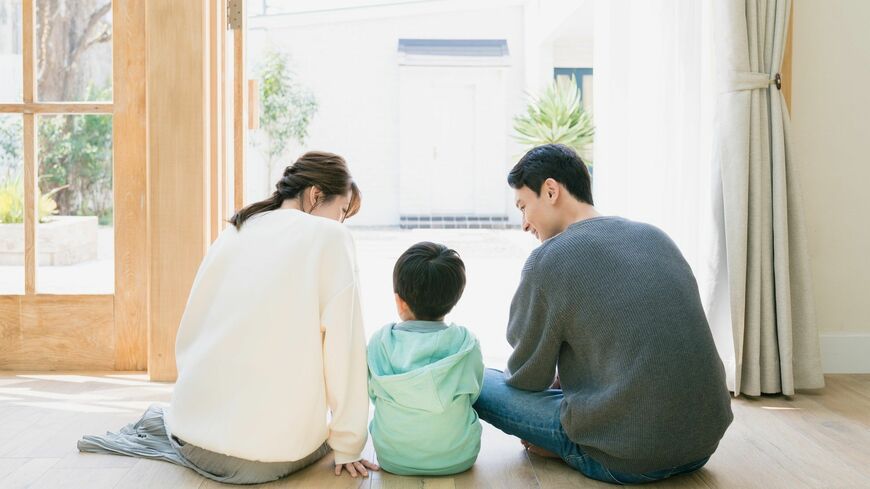 少子化問題の本質的な原因について考えてみます（写真：Xeno／PIXTA）