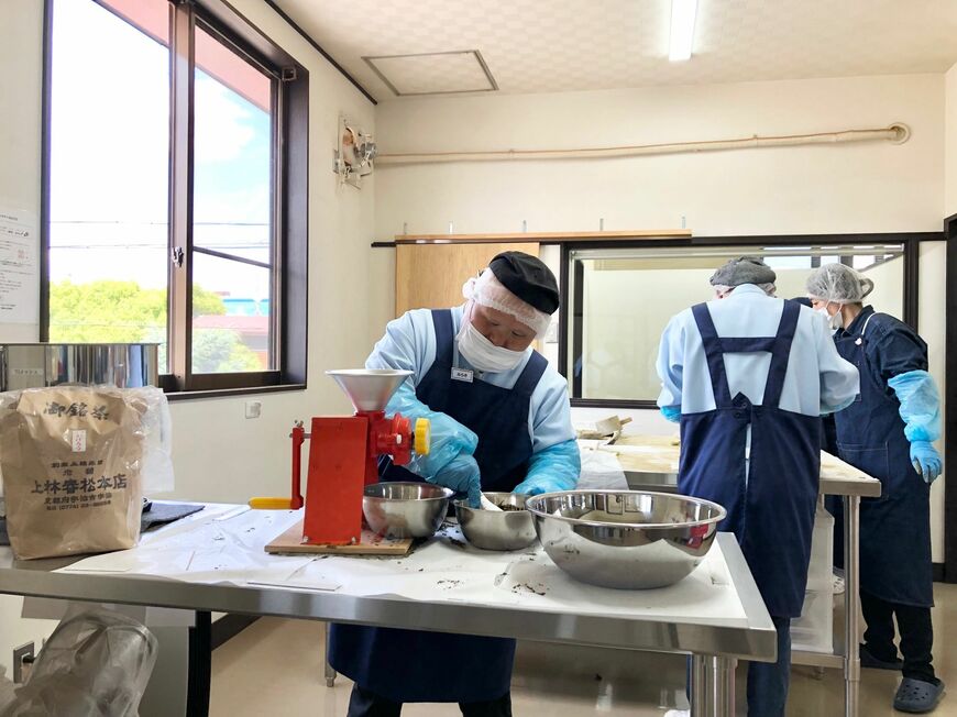 茶葉の粉砕作業をする重度障がい者