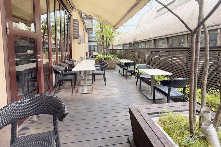 バルマルシェコダマのテラス席は、品川駅の構内にある秘密の癒しスポット（筆者撮影）