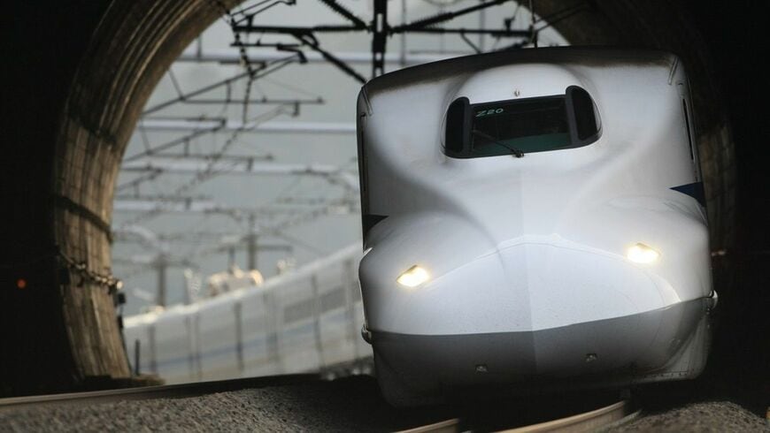 東海道新幹線には全部で66のトンネルがあり、最も長いのは熱海－三島間の新丹那トンネル（7959m）、最も短いのは新横浜－小田原間の大和トンネル（30m）だ（写真：m-sta / PIXTA）
