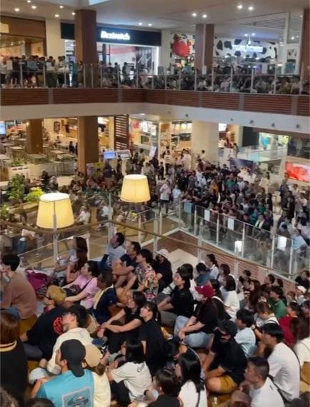 沖縄尚学の決勝戦を応援しようとイオンモール沖縄ライカム（沖縄県北中城村）のパブリックビューイングに詰め掛けた人々（中山琉貴さん提供）