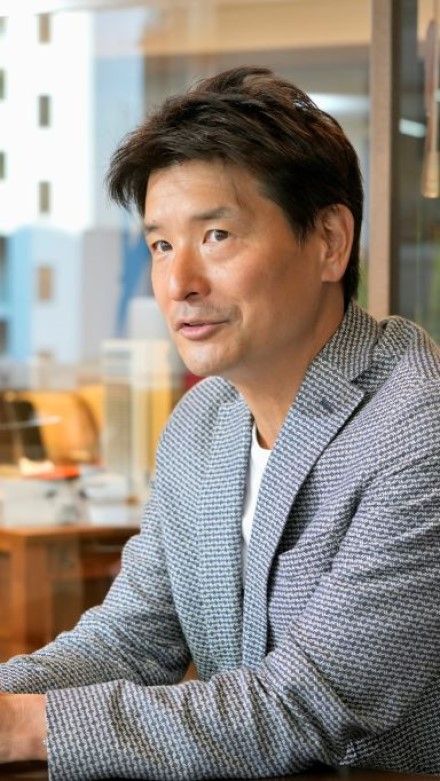 齋藤 太郎（さいとう たろう） ／コミュニケーション・デザイナー／クリエイティブディレクター 慶應義塾大学SFC卒。電通入社後、10年の勤務を経て、2005年に「文化と価値の創造」を生業とする会社dofを設立。企業スローガンは「なんとかする会社。」。ナショナルクライアントからスタートアップ企業まで、経営戦略、事業戦略、製品・サービス開発、マーケティング戦略立案、メディアプランニング、クリエイティブの最終アウトプットに至るまで、川上から川下まで「課題解決」を主眼とした提案を得意とする。サントリー「角ハイボール」のブランディングには立ち上げから携わり現在15年目を迎える（撮影：梅谷秀司）