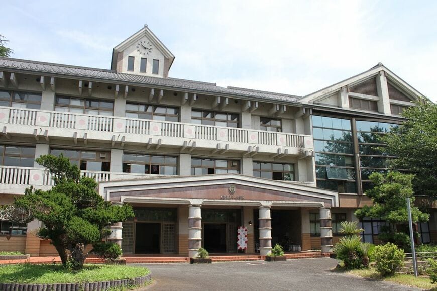 廃校となった校舎を活用（筆者撮影）