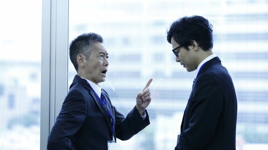 部下を叱責する上司