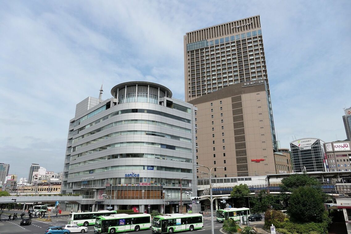 三宮交差点越しに見た「神戸三宮阪急ビル」。手前は