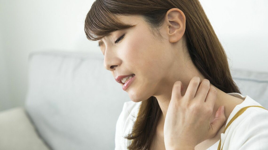 4種類の「首の痛み」の原因と対処法を解説します（写真：ペイレスイメージズ1（モデル）／PIXTA）