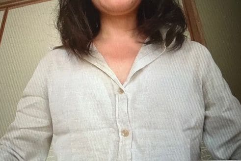 「忙しくてもいいんです」とアヤさん。「民間企業も法律を守ろうとしているのに、税金も投入されたイベントで、こんなあいまいな働かせ方が許されていることが問題」と訴える（写真：編集部撮影）