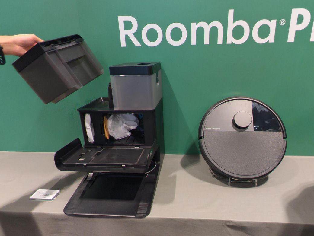 Roomba Plus 505。モップの給水から洗浄、温風乾燥まで行えるモデルとなっている（筆者撮影）