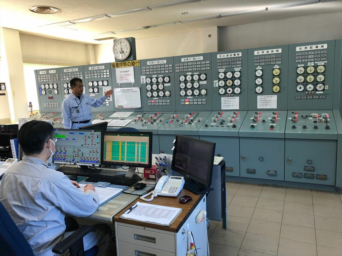 安房川第二発電所にある、水力発電所の全てを管理・制御する機器（筆者撮影）