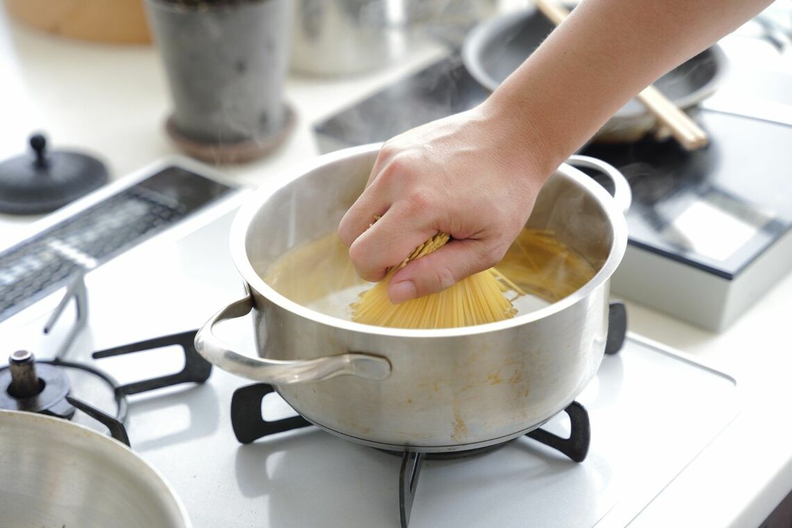 鍋にパスタを投入