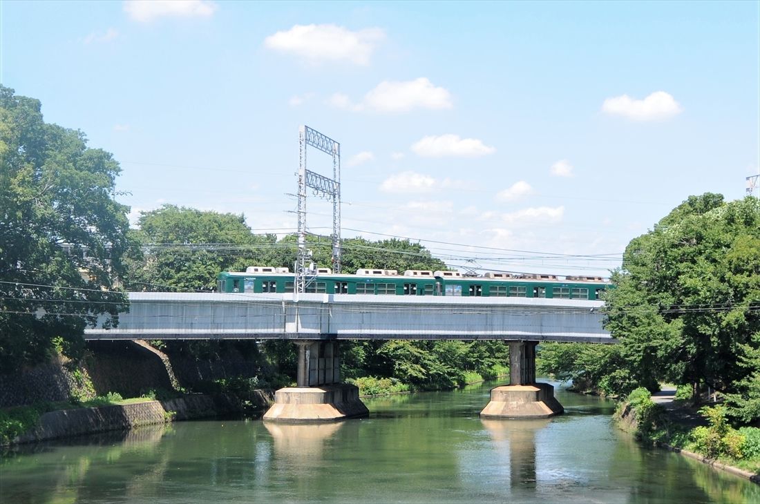 中書島駅を出発すると、京阪電車はすぐに濠川の鉄橋を渡る（筆者撮影）