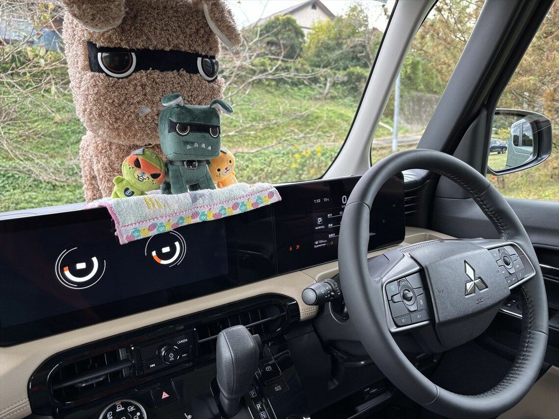 イグニッションをオンにするとディスプレイに動く「デリ丸。」の目が現れる（筆者撮影）