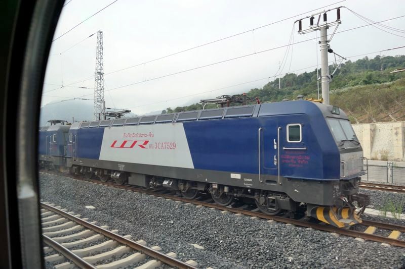 貨物列車とは頻繁に行き違い。機関車は重連で引く（写真：谷川一巳）