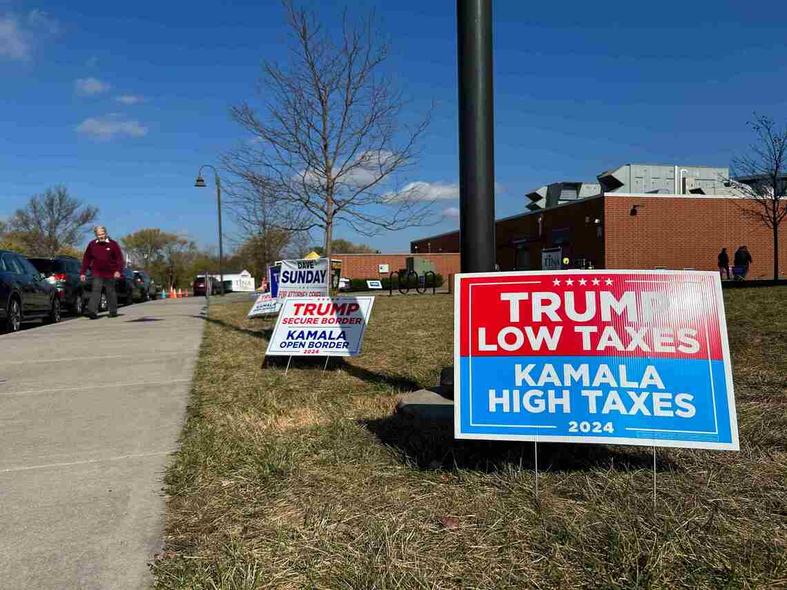 「トランプは減税、ハリスは増税」という趣旨の看板（写真：筆者撮影）