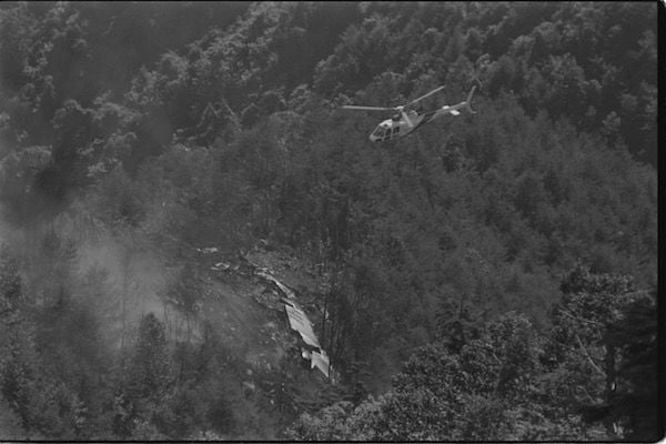 墜落現場上空を飛行する自衛隊のヘリコプター（撮影：小平尚典）