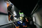 避難はしごを使って乗客の降車準備