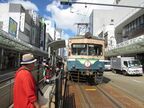 筆者と鉄道ファンの漫画家らが200形に試乗した際の様子