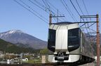 男体山をバックに快走する「リバティ」