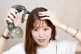 前髪のセットの仕方を解説するAYAMARさん