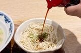 替玉タレで麺をほぐし、スープの味が薄くなるのを防ぎます（筆者撮影）