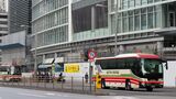工事中の「東京ミッドタウン八重洲」前を走る高速バス。この地下に新バスターミナルの第1期エリアがある（記者撮影）