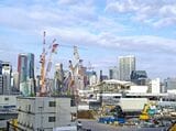 建設中の高輪ゲートウェイシティ＝2022年11月（記者撮影）