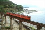 海沿いの鉄橋を行く松前線の列車（撮影：南正時）
