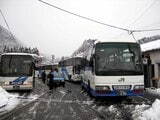 筆者の乗った仙山線の列車が豪雪で奥新川駅にて立ち往生した際の救援バス＝2007年1月（撮影：南正時）