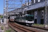 京橋駅から傾斜を下って天満橋駅へ向かう中之島線直通電車（記者撮影）