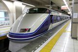 浅草駅から発車するスペーシア＝2021年11月（記者撮影）