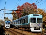 紅葉をバックにすれ違う電車（撮影：南正時）