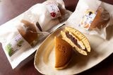 2016年から販売スタートした「生どら」。あんこだけでなく生クリームやクリームチーズ、季節のフルーツソースなど、多彩なフレーバーが楽しめる。スマイルの焼印がキュート（筆者撮影）