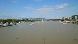 まだ水流はわずかにあるため、橋は外されたままだが、青空を反射する「美しき茶色きドナウ」の姿（写真:筆者撮影）