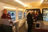 食堂車の立食スペース兼売店（撮影：橋爪智之）
