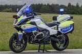 ドイツ警察の正式採用モデルとして活躍中の“白バイ仕様”。大型ガードに赤灯ではなく青LEDを装備、蛍光カラーも欧州らしい（写真：BMW MOTORRAD）