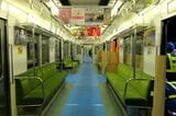 がらんとなった車内（記者撮影）